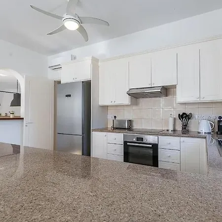 Located In A Stunning Area With Scenic Views ! Πανσιόν *