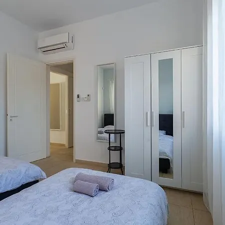 Located In A Stunning Area With Scenic Views ! Πέγεια