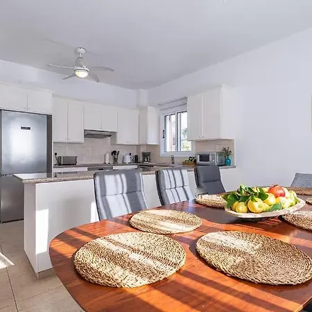 Located In A Stunning Area With Scenic Views ! Πανσιόν