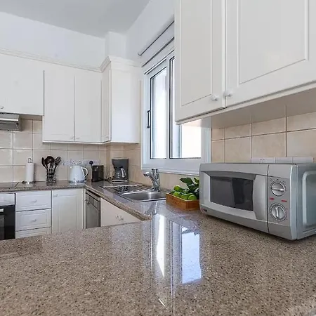 Πανσιόν Located In A Stunning Area With Scenic Views !