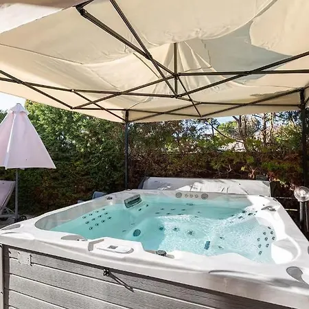 Located In A Stunning Area With Scenic Views ! Πανσιόν